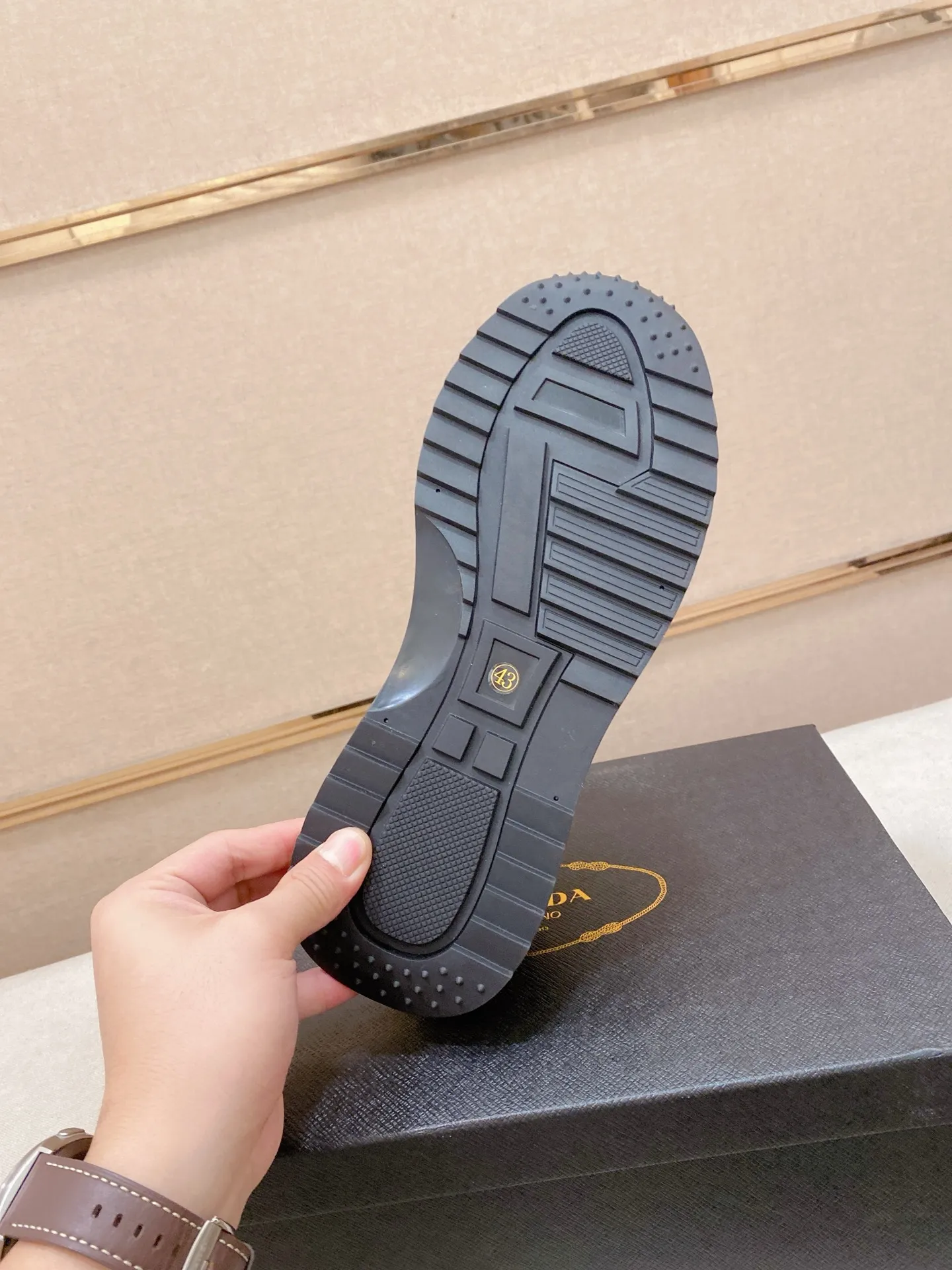 Factory price 462💰 The new PRADA (Prada) counters are launched simultaneously, new men's shoes, 😘fabrics are selected from cowhide. Lining: Mesh lining. 👍🏿 High-end ☄️ air-cushion molded anti-slip rubber outsole, exquisite lines, simple and elegant, comfortable and high-end for leisure travel. Number of yards: 38 to 44. Can be ordered for 45 non-refundable